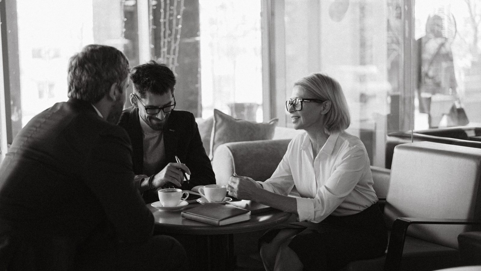 Zwei Menschen im Gespräch am Cafétisch